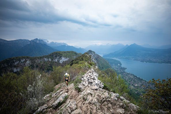 Photo de trail : Maxi-Race au dessus du lac d'Annecy (c) Mickaël Mussard Photographe