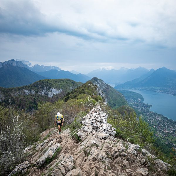 Photo de trail : Maxi-Race au dessus du lac d’Annecy (c) Mickaël Mussard Photographe Photo de trail : Maxi-Race au dessus du lac d'Annecy (c) Mickaël Mussard Photographe