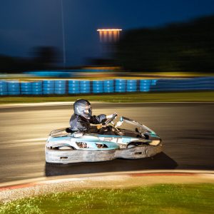 Photo sports mécaniques : karting dans une des épingles du circuit Sarron (c) Mickael Mussard Photographe Photo sports mécaniques : karting dans une des épingles du circuit Sarron (c) Mickael Mussard Photographe
