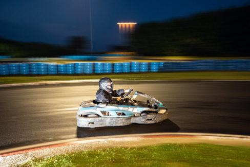 Photo sports mécaniques : karting dans une des épingles du circuit Sarron (c) Mickael Mussard Photographe