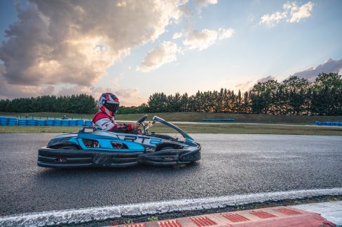 Photo sports mécaniques : karting en virage (c) Mickael Mussard Photographe