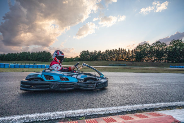 Photo sports mécaniques : karting en virage (c) Mickael Mussard Photographe