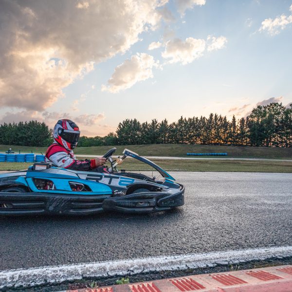 Photo sports mécaniques : karting en virage (c) Mickael Mussard Photographe Photo sports mécaniques : karting en virage (c) Mickael Mussard Photographe
