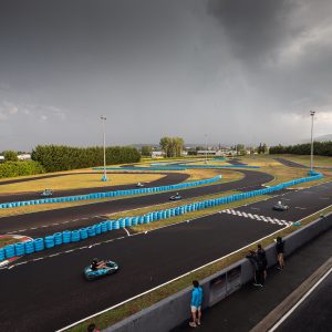 Photo sports mécaniques : circuit karting Sarron depuis la passerelle des stands (c) Mickael Mussard Photographe Photo sports mécaniques : circuit karting Sarron depuis la passerelle des stands (c) Mickael Mussard Photographe