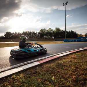Photo sports mécaniques : karting en courbe au couché de soleil (c) Mickael Mussard Photographe Photo sports mécaniques : karting en courbe au couché de soleil (c) Mickael Mussard Photographe
