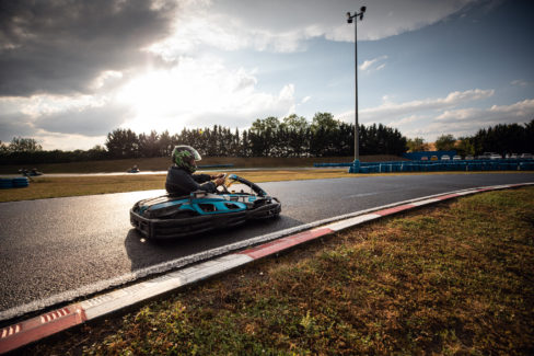 Photo sports mécaniques : karting en courbe au couché de soleil (c) Mickael Mussard Photographe