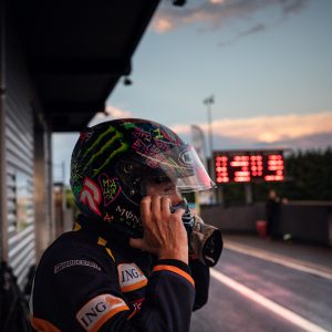 Photo sports mécaniques : un pilote dans les stands (c) Mickael Mussard Photographe Photo sports mécaniques : un pilote dans les stands (c) Mickael Mussard Photographe