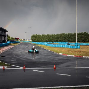 Photo sports mécaniques : au bout de la ligne droite du circuit karting Sarron (c) Mickael Mussard Photographe Photo sports mécaniques : au bout de la ligne droite du circuit karting Sarron (c) Mickael Mussard Photographe