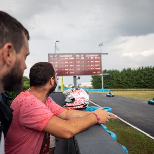 Photo sports mécaniques : karting, vue sur la ligne droite et le panneau d’affichage (c) Mickael Mussard Photographe Photo sports mécaniques : karting, vue sur la ligne droite et le panneau d'affichage (c) Mickael Mussard Photographe