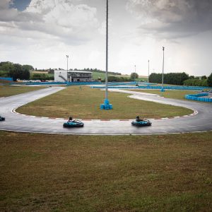 Photo sports mécaniques : courbe rapide du circuit de karting Sarron (c) Mickael Mussard Photographe Photo sports mécaniques : courbe rapide du circuit de karting Sarron (c) Mickael Mussard Photographe
