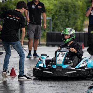 Photo sports mécaniques : démarrage du karting par les mécaniciens (c) Mickael Mussard Photographe Photo sports mécaniques : démarrage du karting par les mécaniciens (c) Mickael Mussard Photographe