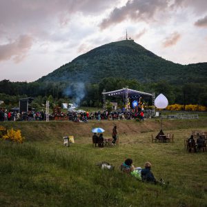 Photo journalisme : le puy de Dôme surplombe les Nuées Ardentes (c) Mickael Mussard Photographe Photo journalisme : le puy de Dôme surplombe les Nuées Ardentes (c) Mickael Mussard Photographe