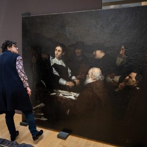 Photo journalisme : vérification du tableau de Blaise Pascal par la directrice du MARQ (c) Mickael Mussard Photographe Photo journalisme : vérification du tableau de Blaise Pascal par la directrice du MARQ (c) Mickael Mussard Photographe