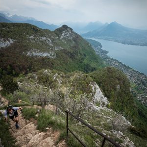 Photo de trail : passage d’un coureur au Mont Baron sur la Maxi-Race (c) Mickael Mussard Photographe Photo de trail : passage d'un coureur au Mont Baron sur la Maxi-Race (c) Mickael Mussard Photographe