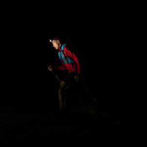 Photo de trail : un coureur seul dans la nuit au sommet du Semnoz (c) Mickael Mussard Photographe Photo de trail : un coureur seul dans la nuit au sommet du Semnoz (c) Mickael Mussard Photographe