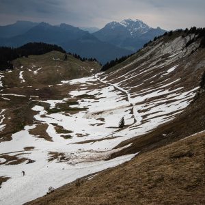 Photo de trail : Maxi-Race vue sur les Bauges enneigées (c) Mickael Mussard Photographe Photo de trail : Maxi-Race vue sur les Bauges enneigées (c) Mickael Mussard Photographe