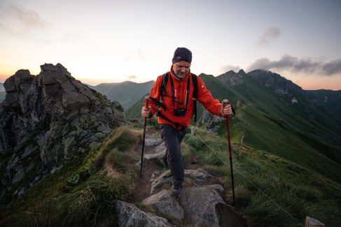 Photo de randonnée : randonneur avec le Sancy en arrière-plan (c) Mickael Mussard Photographe