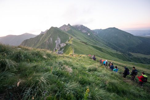 Photo de randonnée : groupe en direction du Sancy (c) Mickael Mussard Photographe
