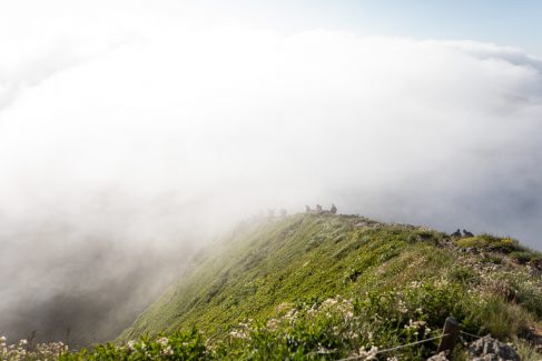 Photo de randonnée : randonneurs dans la brume sur les flancs du Sancy (c) Mickael Mussard Photographe