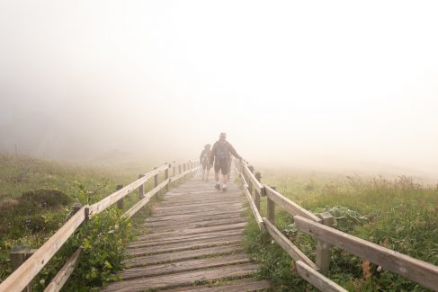 Photo de randonnée : les escaliers dans la brume (c) Mickael Mussard Photographe