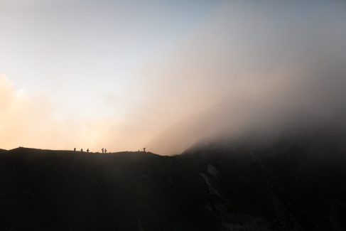 Photo de randonnée : ombres sur les crêtes du Sancy (c) Mickael Mussard Photographe
