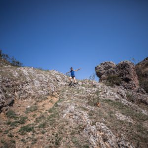 Photo de trail : descente à toute allure sur les pentes de Gergovie en Auvergne (c) Mickael Mussard Photographe Photo de trail : descente à toute allure sur les pentes de Gergovie en Auvergne (c) Mickael Mussard Photographe