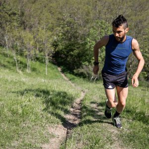 Photo de trail : Ugo Ferrari en plein effort dans la côte (c) Mickael Mussard Photographe Photo de trail : Ugo Ferrari en plein effort dans la côte (c) Mickael Mussard Photographe