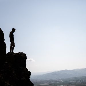 Photo de trail : une ombre sur son rocher (c) Mickael Mussard Photographe Photo de trail : une ombre sur son rocher (c) Mickael Mussard Photographe