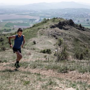 Photo de trail : vue sur le puy Mardou et Cournon dans le dos d’Ugo Ferrari (c) Mickael Mussard Photographe Photo de trail : vue sur le puy Mardou et Cournon dans le dos d'Ugo Ferrari (c) Mickael Mussard Photographe