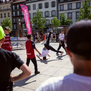 Photo de sport : le public apprécie le show de breakdance (c) Mickael Mussard Photographe Photo de sport : le public apprécie le show de breakdance (c) Mickael Mussard Photographe