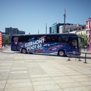 Photo de sport : le bus du Clermont-Foot au centre de la place de Jaude (c) Mickael Mussard Photographe Photo de sport : le bus du Clermont-Foot au centre de la place de Jaude (c) Mickael Mussard Photographe