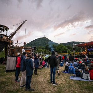 Photo de trail : le public attend le concert des Nuées Ardentes (c) Mickael Mussard Photographe Photo de trail : le public attend le concert des Nuées Ardentes (c) Mickael Mussard Photographe