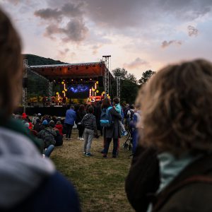 Photo journalisme : le concert des Nuées Ardentes vu depuis le public (c) Mickael Mussard Photographe Photo journalisme : le concert des Nuées Ardentes vu depuis le public (c) Mickael Mussard Photographe