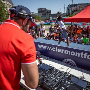 Photo de sport : animations DJ pendant le show de football freestyle (c) Mickael Mussard Photographe Photo de sport : animations DJ pendant le show de football freestyle (c) Mickael Mussard Photographe