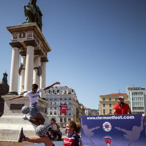 Photo de sport : Logan et Paula pendant le show de football freestyle (c) Mickael Mussard Photographe Photo de sport : Logan et Paula pendant le show de football freestyle (c) Mickael Mussard Photographe