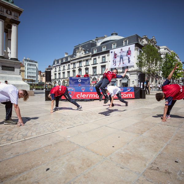 Photo de sport : flip arrière pendant le show des Supreme Legacy (c) Mickael Mussard Photographe Photo de sport : flip arrière pendant le show des Supreme Legacy (c) Mickael Mussard Photographe
