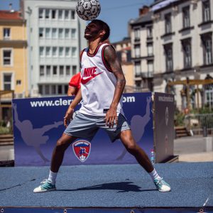 Photo de sport : foot freestyle, faire tenir le ballon sur la tête (c) Mickael Mussard Photographe Photo de sport : foot freestyle, faire tenir le ballon sur la tête (c) Mickael Mussard Photographe
