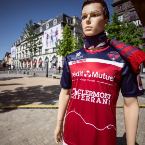 Photo de sport : le nouveau maillot du Clermont-Foot avec l’affiche en fond (c) Mickael Mussard Photographe Photo de sport : le nouveau maillot du Clermont-Foot avec l'affiche en fond (c) Mickael Mussard Photographe