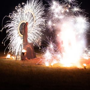 Photo journalisme : spectacle pyrotechnique lors des Nuées Ardentes (c) Mickael Mussard Photographe Photo journalisme : spectacle pyrotechnique lors des Nuées Ardentes (c) Mickael Mussard Photographe