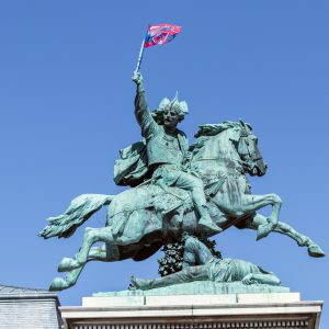 Photo de sport : Vercingétorix porte le drapeau du Clermont-Foot (c) Mickael Mussard Photographe Photo de sport : Vercingétorix porte le drapeau du Clermont-Foot (c) Mickael Mussard Photographe