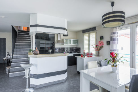 Photo immobilière : Clermont-Ferrand - Cuisine ouverte en appartement (c) Mickael Mussard Photographe